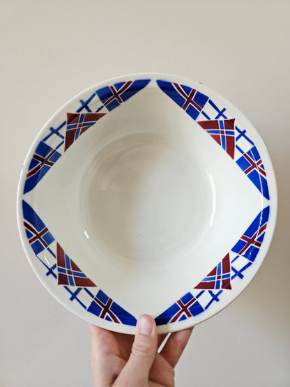 Décor géométrique bleu et rouge bordeaux sur saladier vintage K&G Lunéville. 