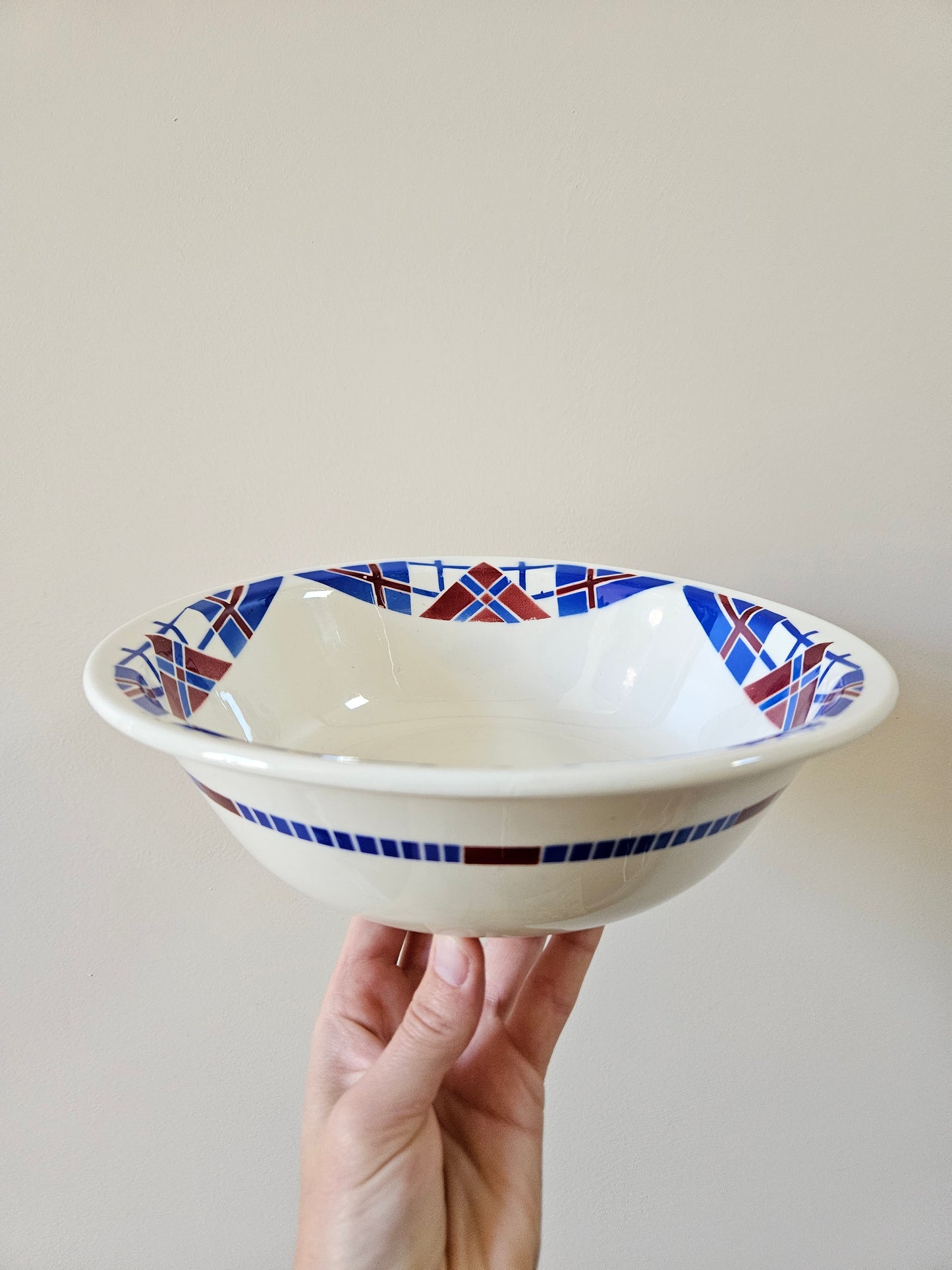 Petit saladier rétro K&G Lunéville, modèle Hossegor V.F. Paris. Décor géométrique bleu et rouge bordeaux.