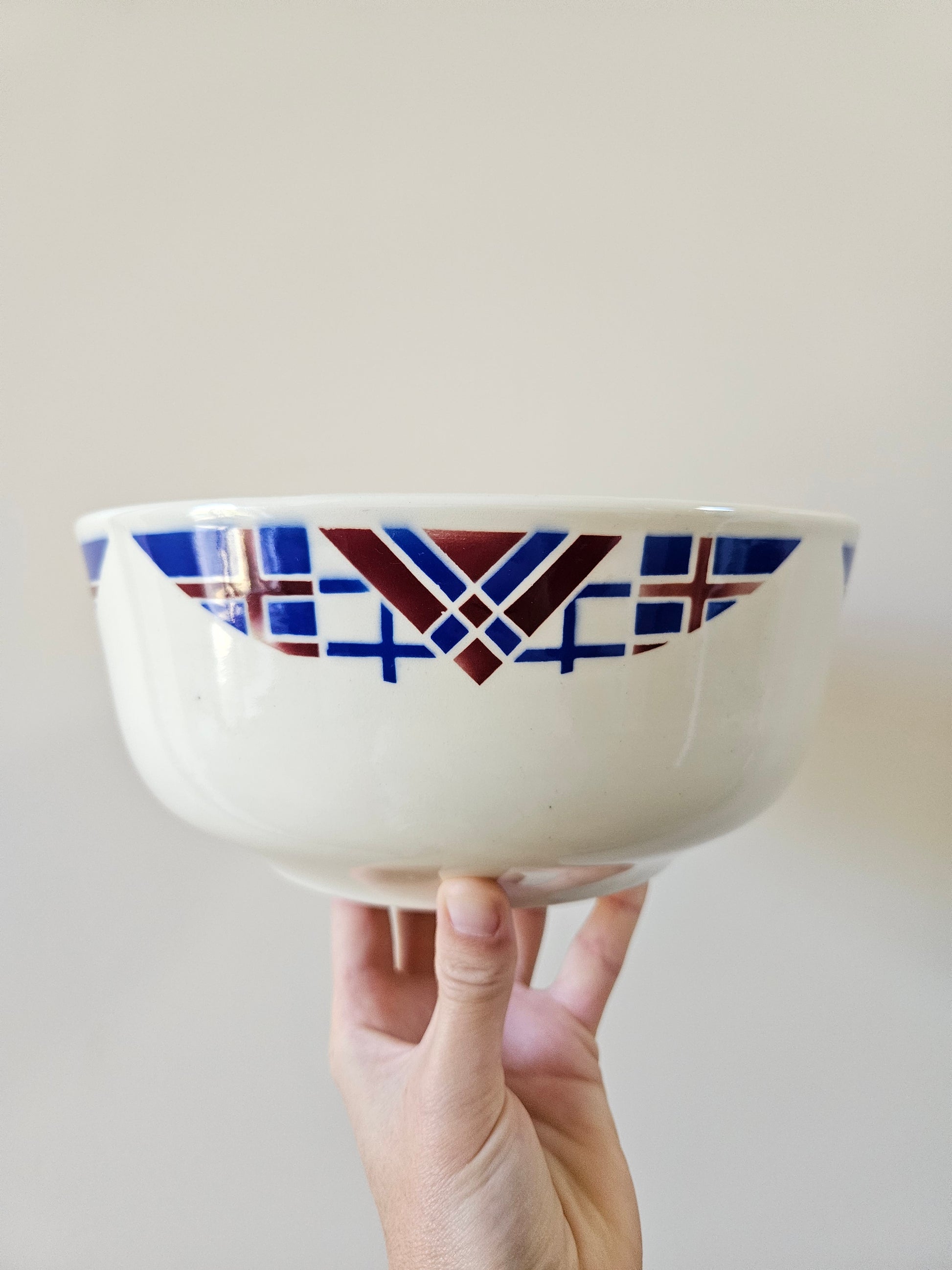 Saladier vintage K&G Lunéville, modèle Hossegor V.F. Paris. Décor géométrique bleu et rouge bordeaux.