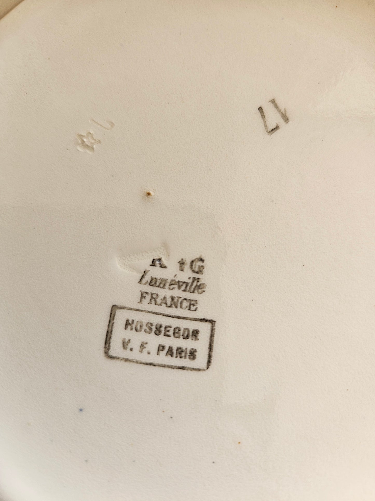 Estampille sur saladier ancien K&G Lunéville, Hossegor V.F. Paris. 