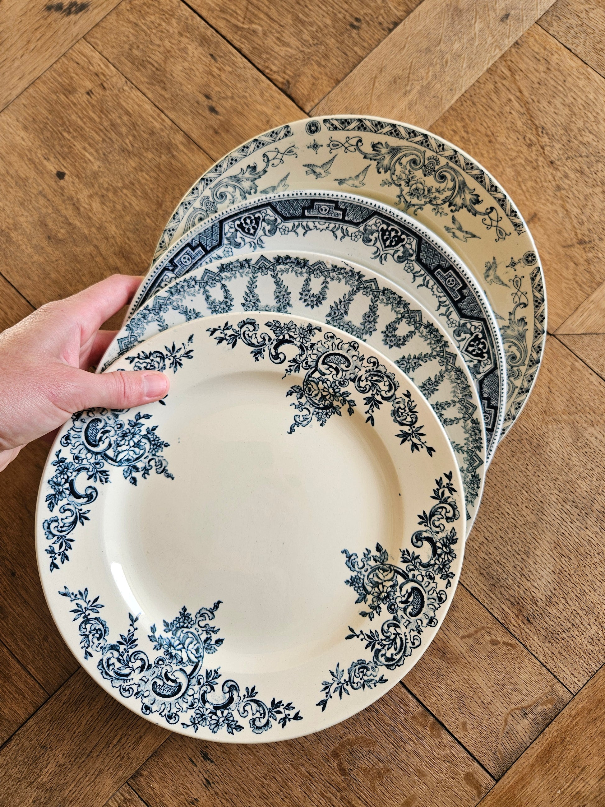 Mix and match harmonieux d’assiettes anciennes en terre de fer.