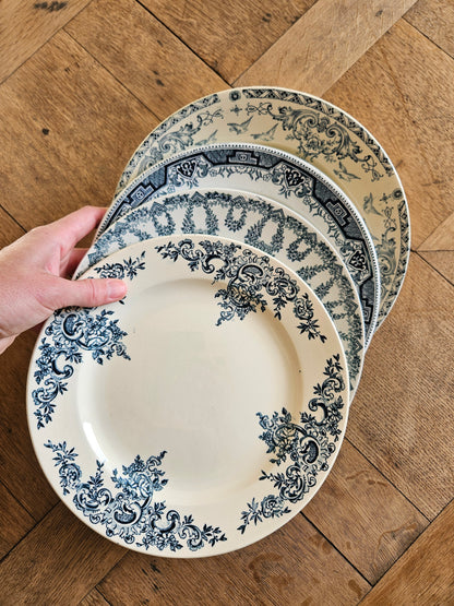 Mix and match harmonieux d’assiettes anciennes en terre de fer.