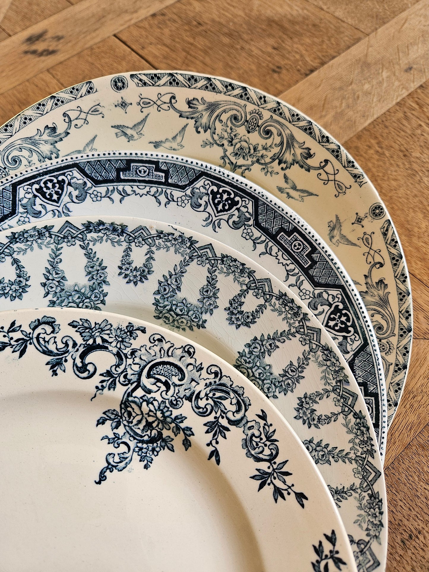 Décor d’assiettes anciennes mariés entre eux pour former un mélange dépareillé harmonieux et élégant. 