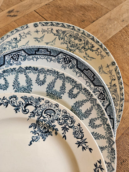 Décor d’assiettes anciennes mariés entre eux pour former un mélange dépareillé harmonieux et élégant. 