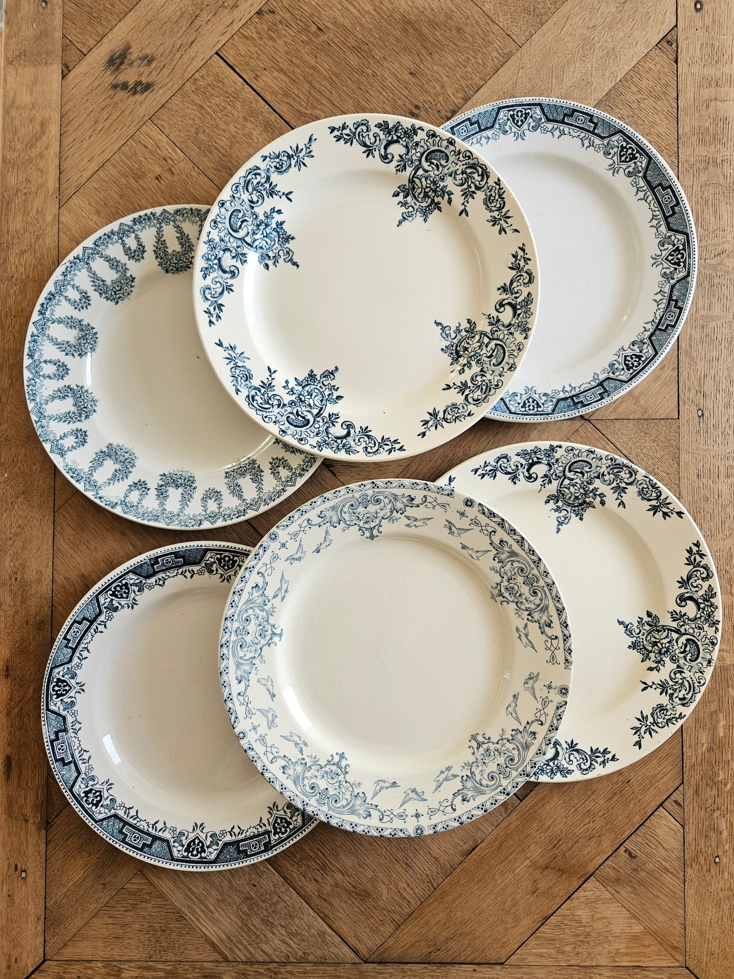 Lot de 6 assiettes anciennes dépareillées en terre de fer. Mix and match harmonieux.