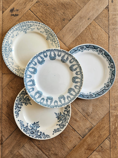 Mix and match harmonieux d’assiettes anciennes en terre de fer 