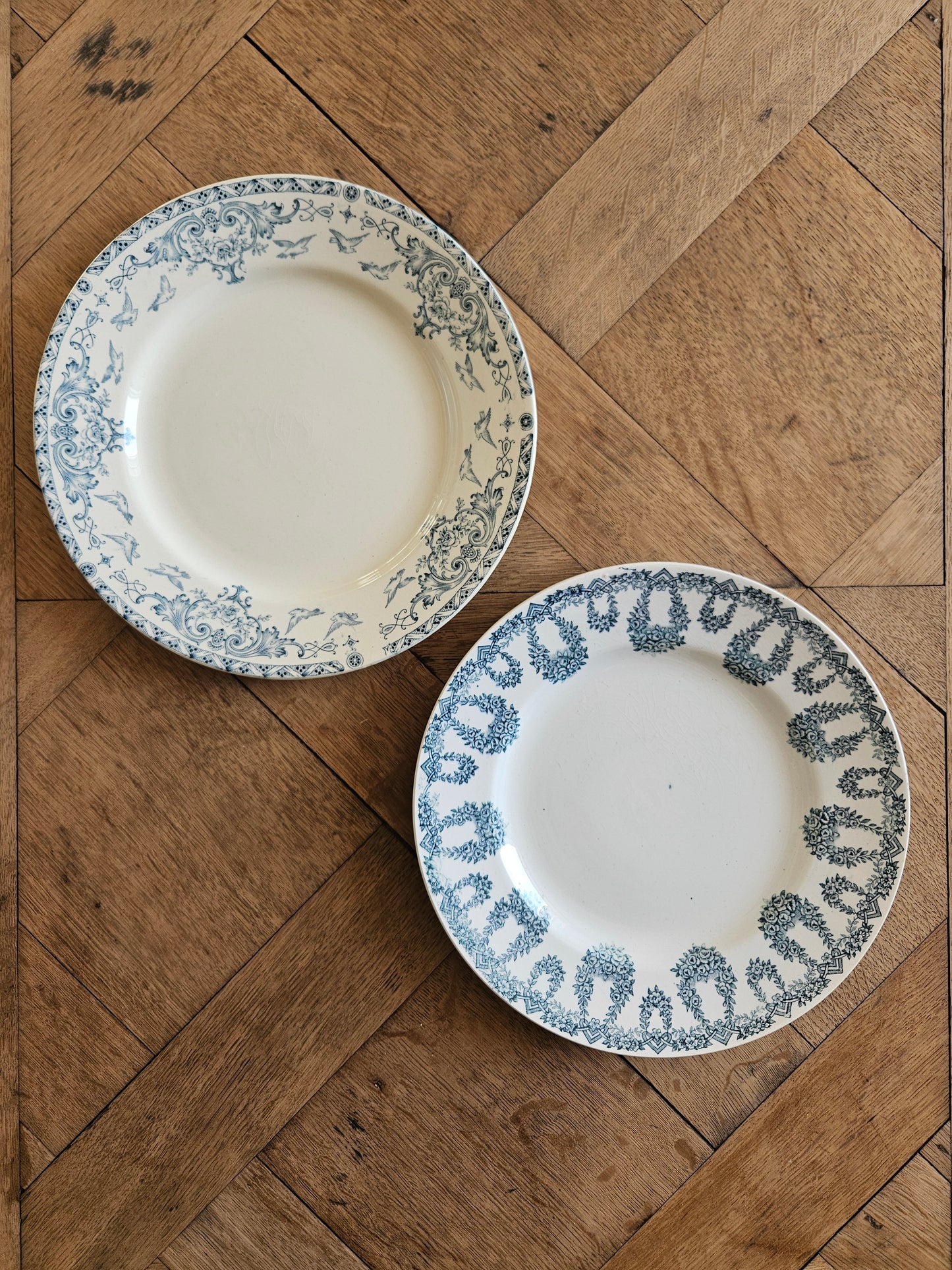 Assiettes anciennes dépareillées en terre de fer