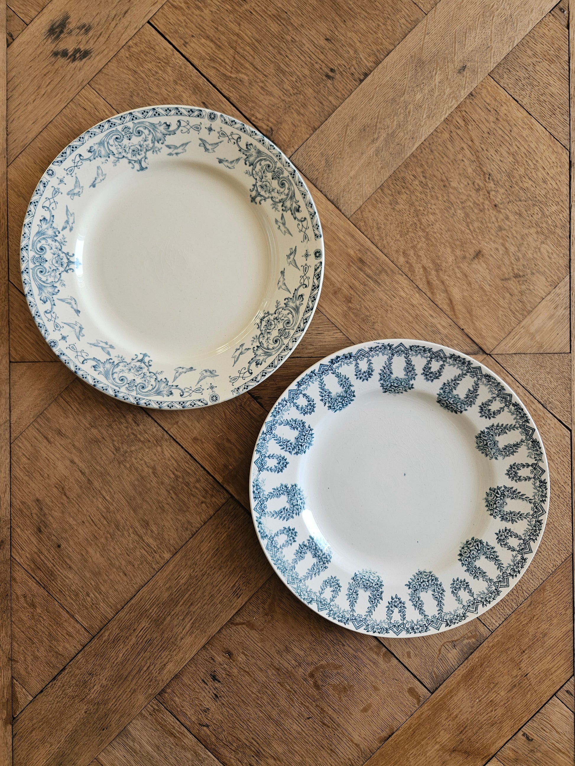 Assiettes anciennes dépareillées en terre de fer