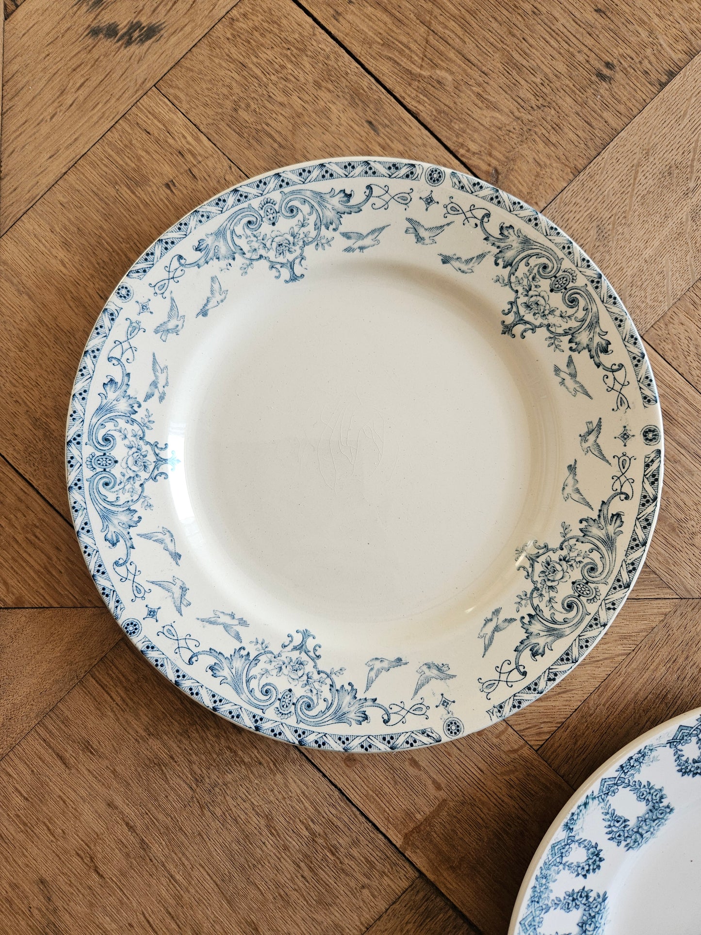 Assiette ancienne en terre de fer KG Lunéville, Colombes