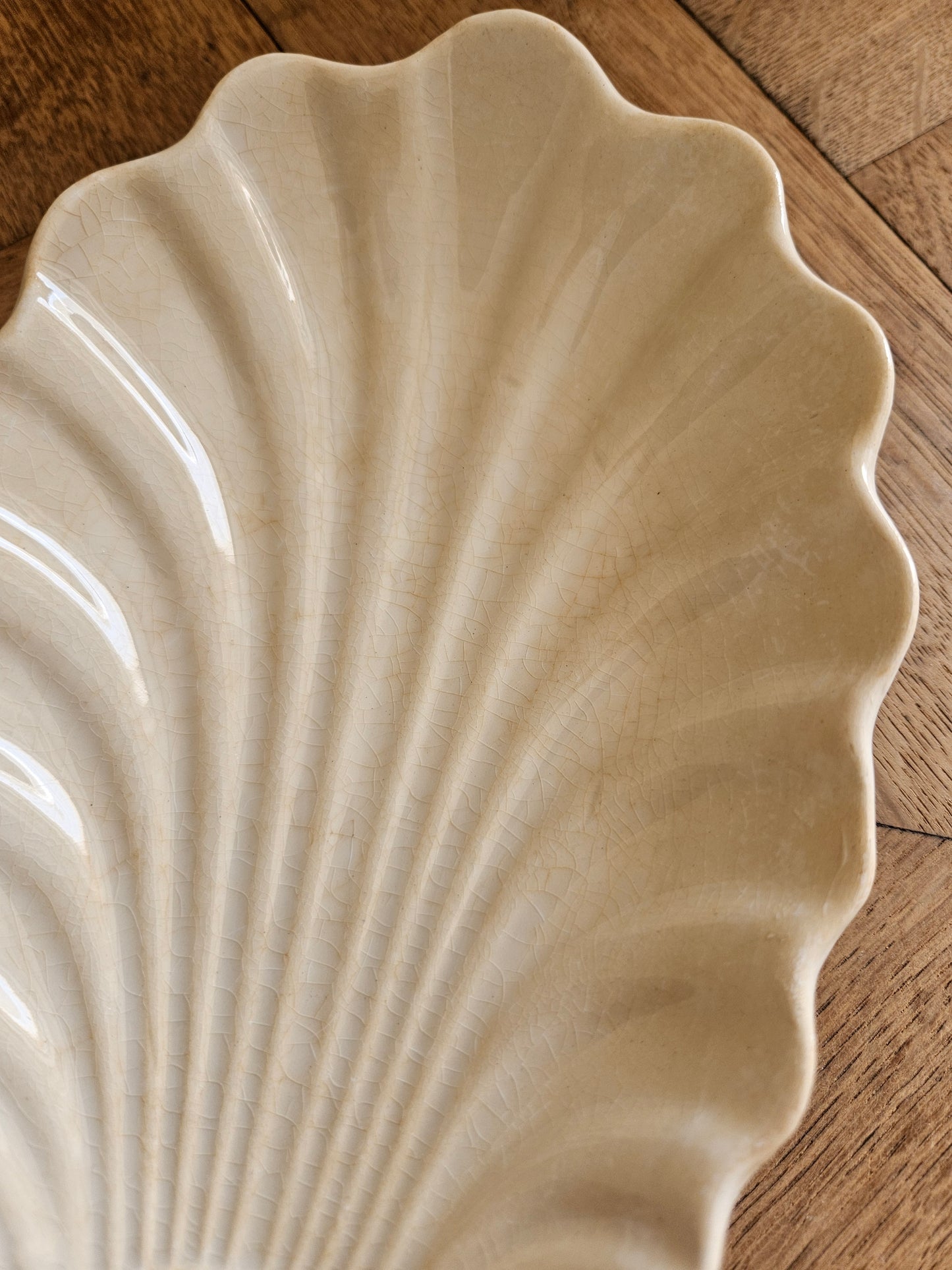 Ravier en forme de coquille ancien. Manufacture française Creil et Montereau.