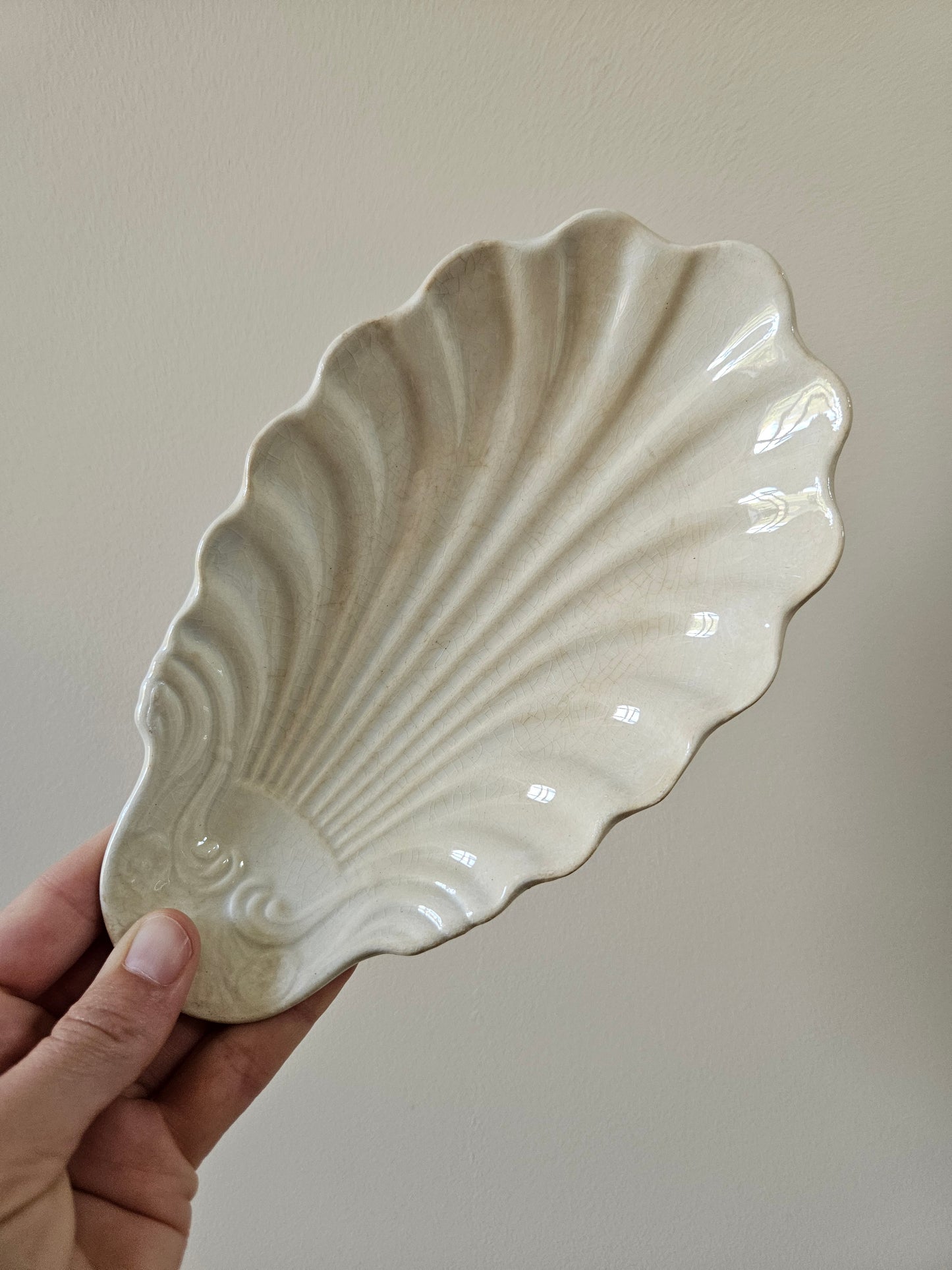 Ravier ancien en forme de coquille. Manufacture française Creil et Montereau.