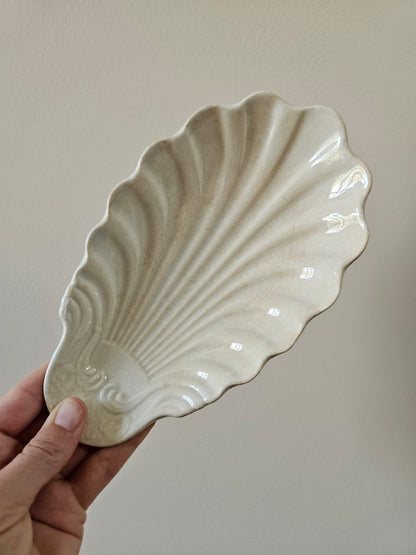 Ravier ancien en forme de coquille. Manufacture française Creil et Montereau.