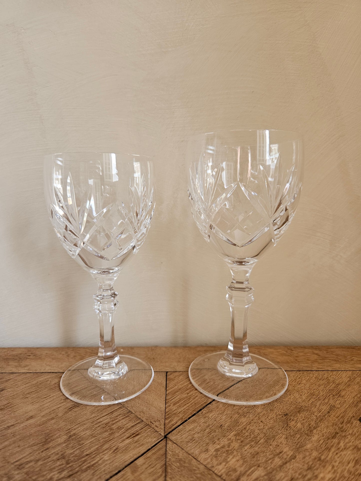 Verre à vin et verre à eau vintage en cristal de Lorraine. Etzel. Taillés main.