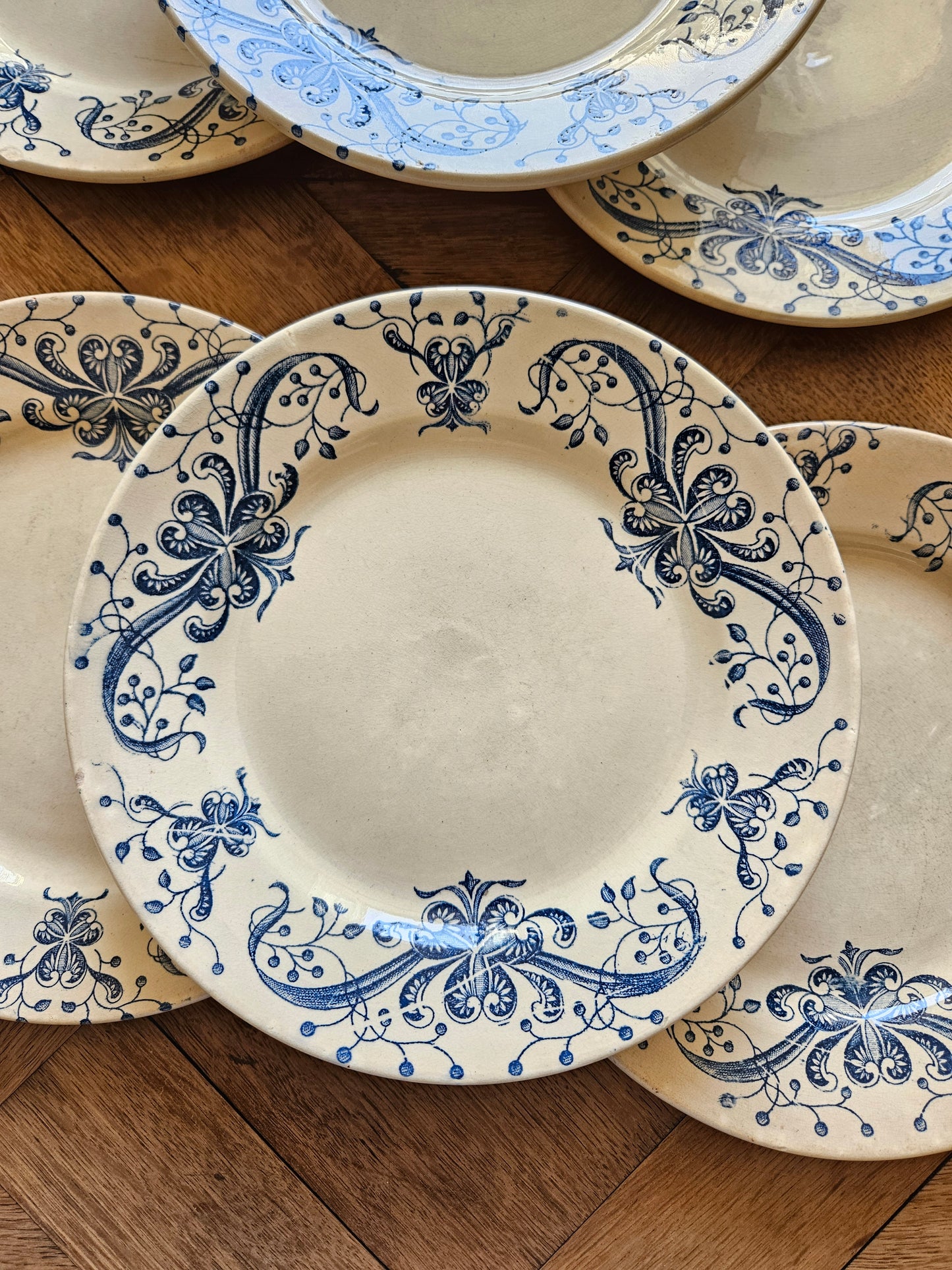 Assiettes plates anciennes Faïencerie de Lyon, Joconde. Terre de fer.