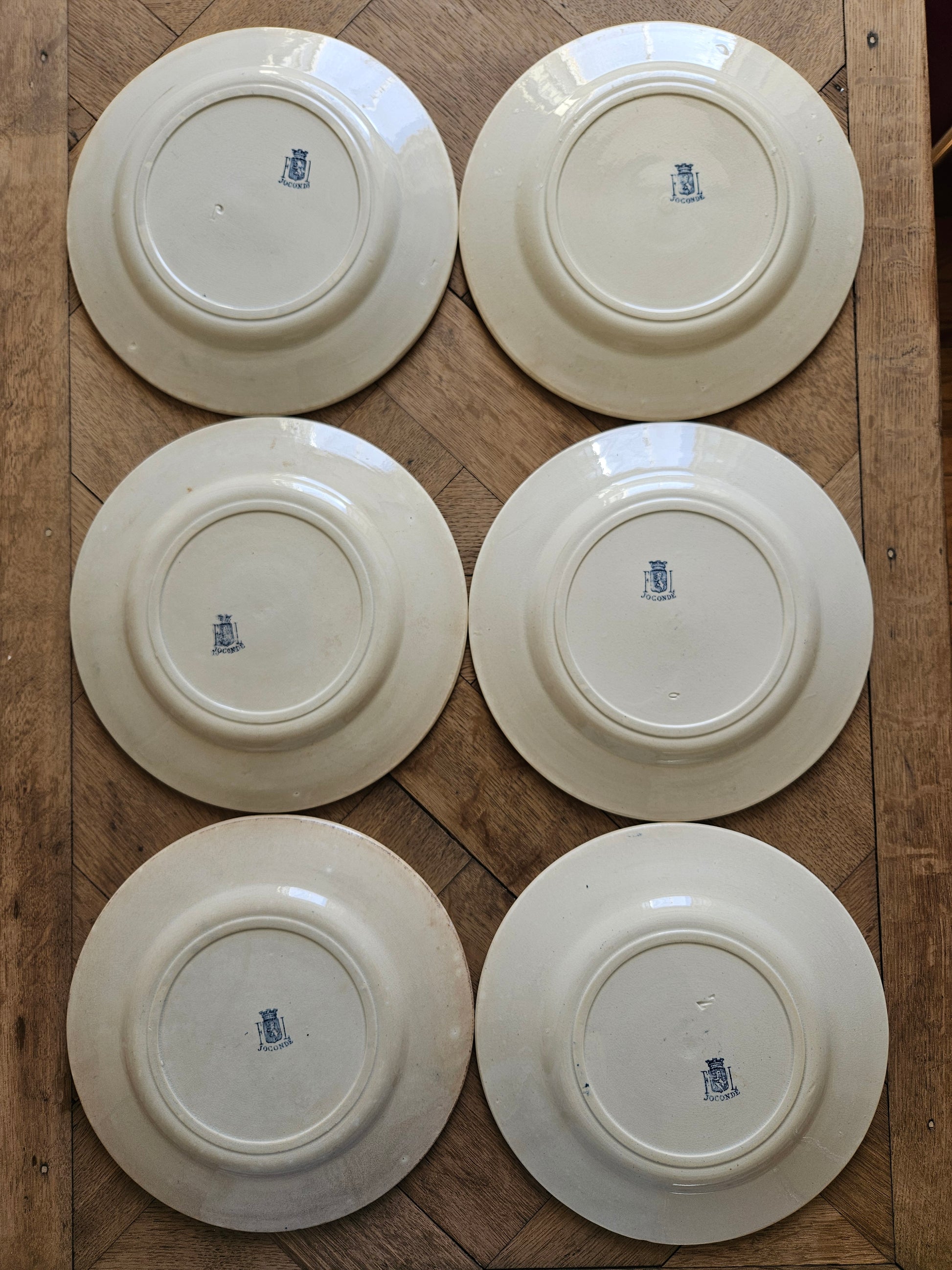 Assiettes plates anciennes en terre de fer. Estampillées Faïencerie de Lyon, Joconde