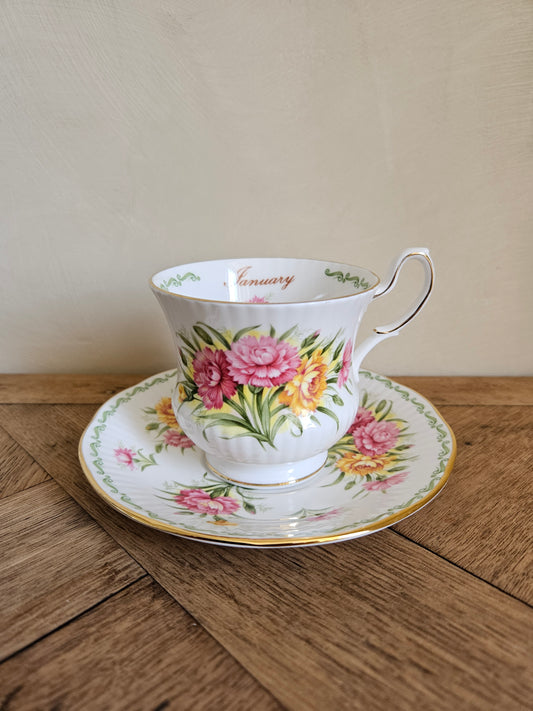 Tasse Queen’s, January carnation. Décor d'œillets. 