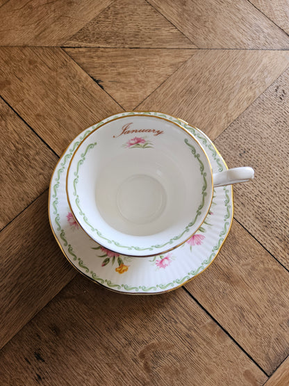 Tasse Queen’s, January carnation. Décor d'œillets. 