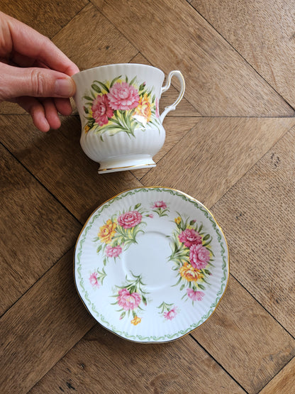 Tasse Queen’s, January carnation. Décor d'œillets. 