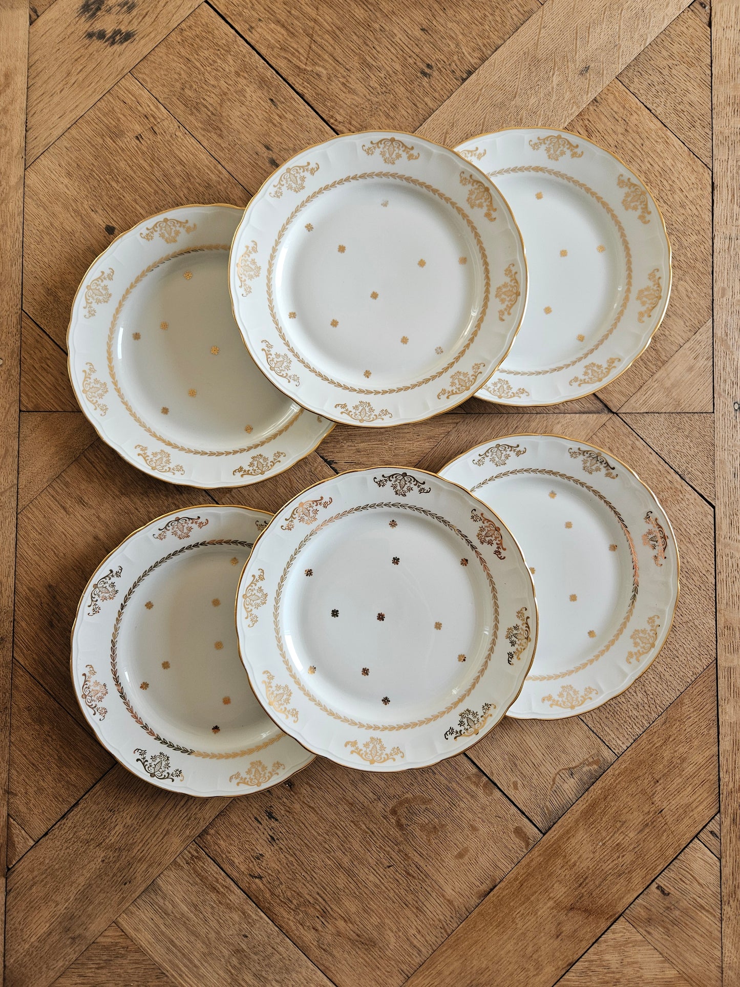 Lot de 6 assietts à dessert vintage Compagnie Nationale de Porcelaine, Berry. Délicat décor doré pour une table élégante. 