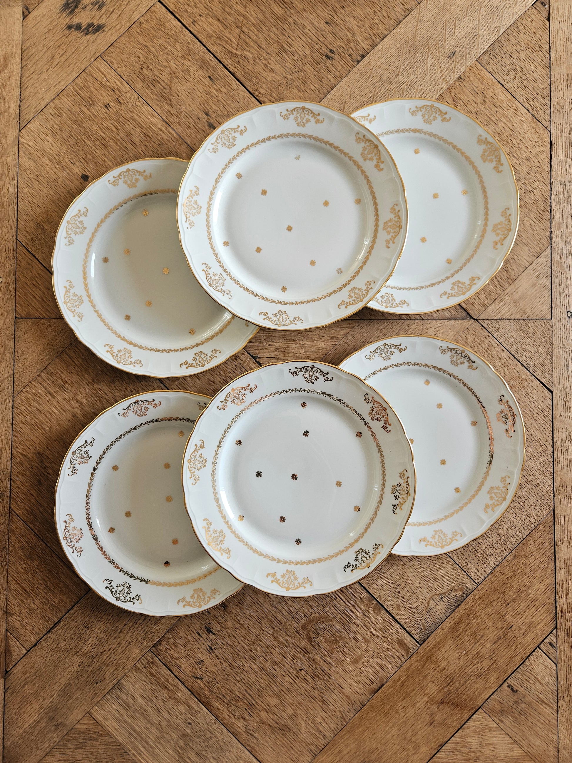 Lot de 6 assietts à dessert vintage Compagnie Nationale de Porcelaine, Berry. Délicat décor doré pour une table élégante. 