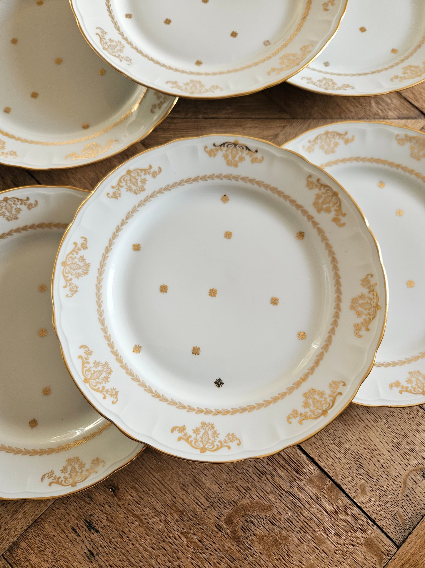 Assiette à dessert vintage Compagnie Nationale de Porcelaine, Berry. Délicat décor doré pour une table élégante. 