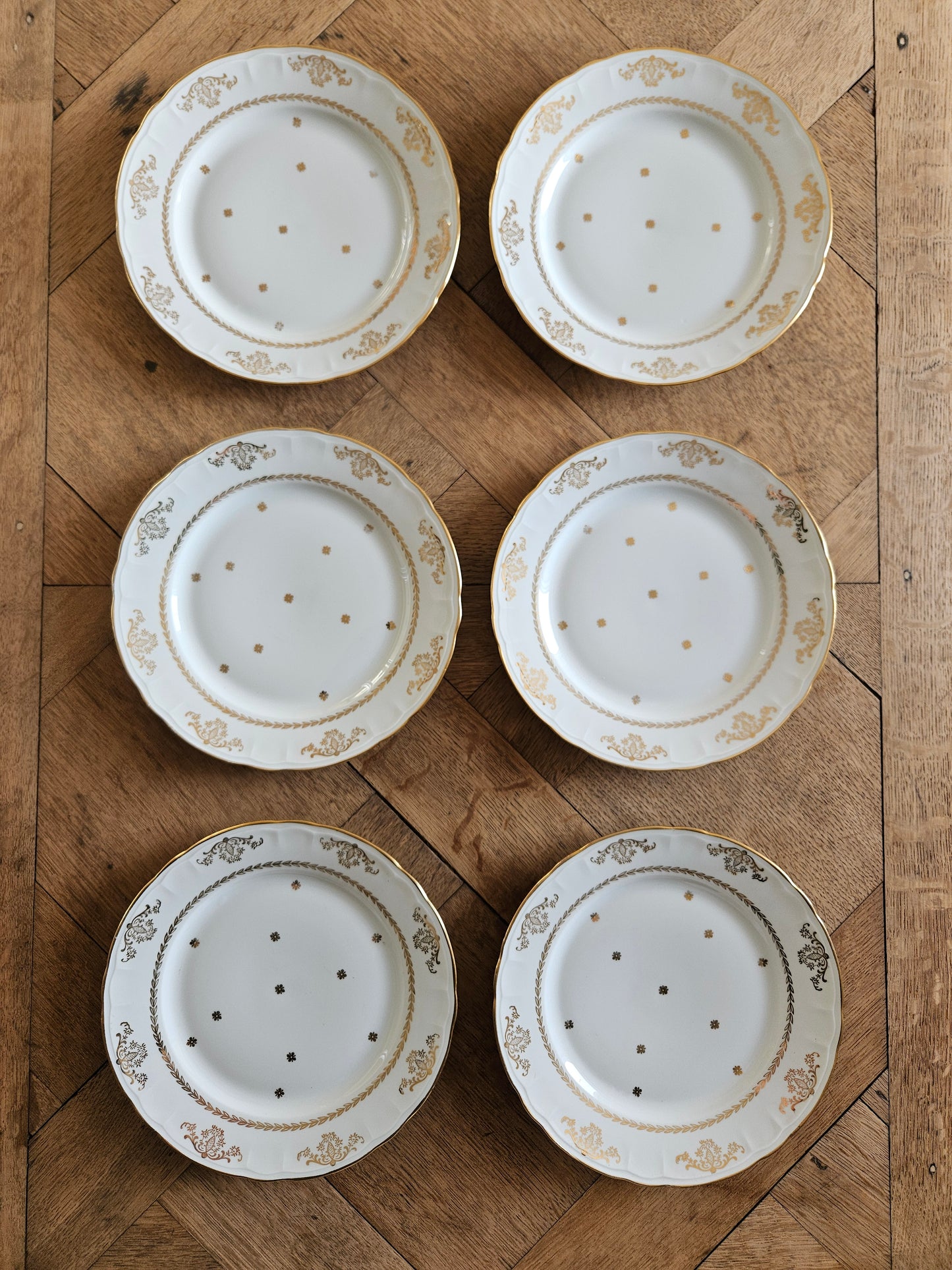 Lot de 6 assiettes à dessert vintage Compagnie Nationale de Porcelaine, Berry. Délicat décor doré pour une table élégante. 