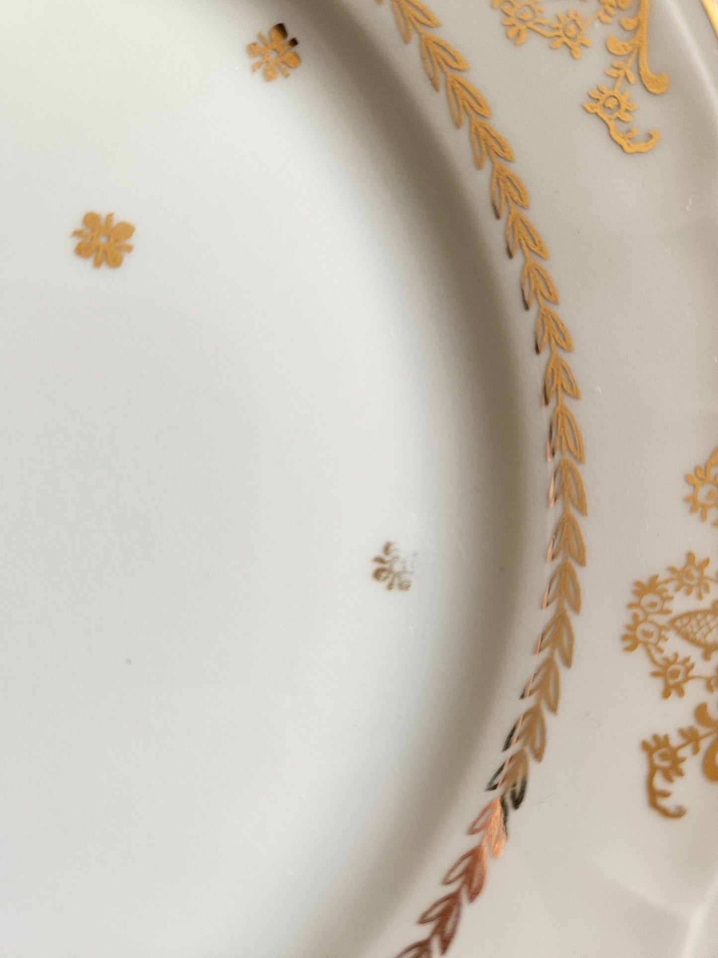 Assiettes à dessert porcelaine CNP, décor doré