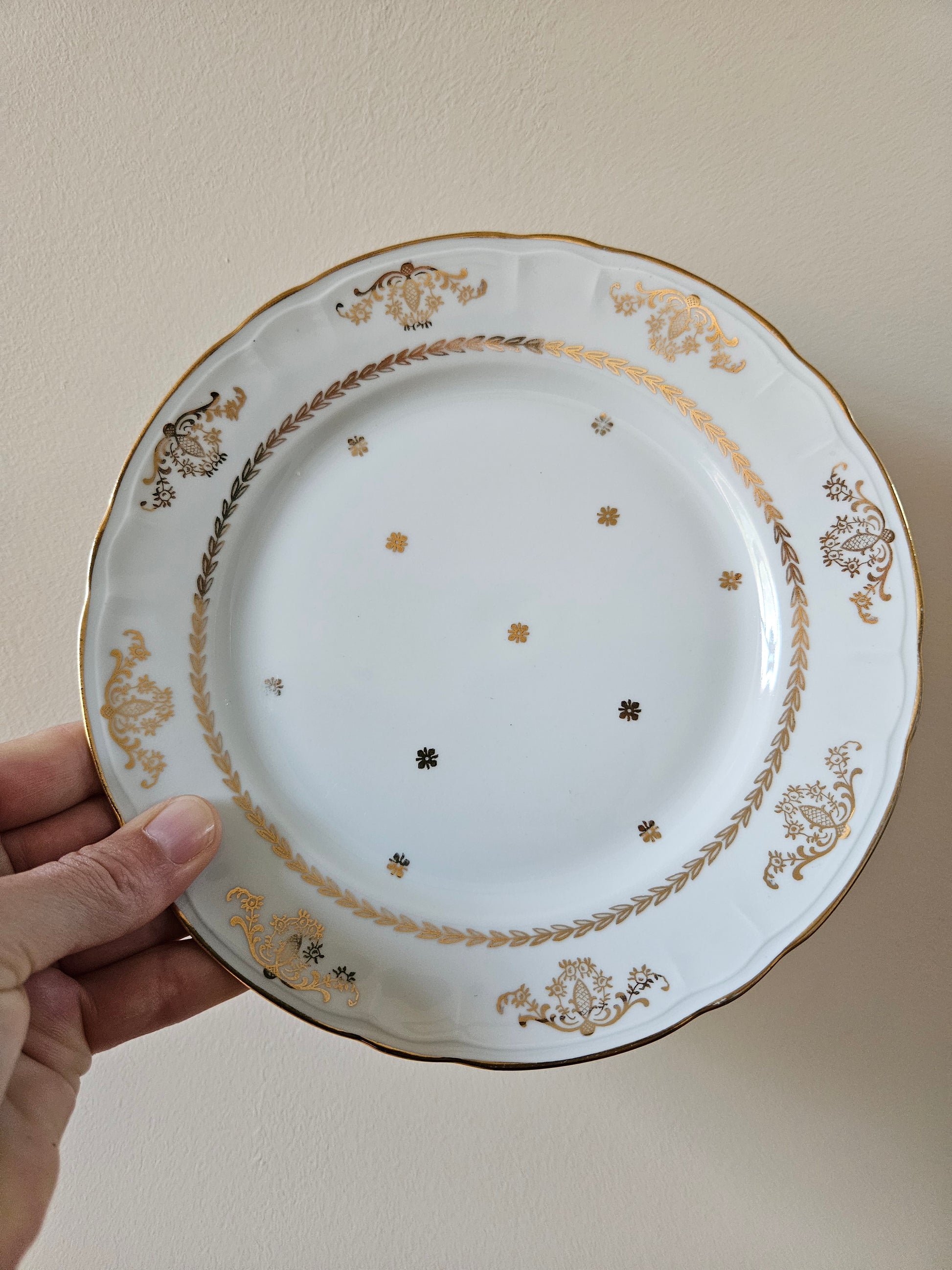 Assiette à dessert vintage Compagnie Nationale de Porcelaine, Berry. Délicat décor doré pour une table élégante. 