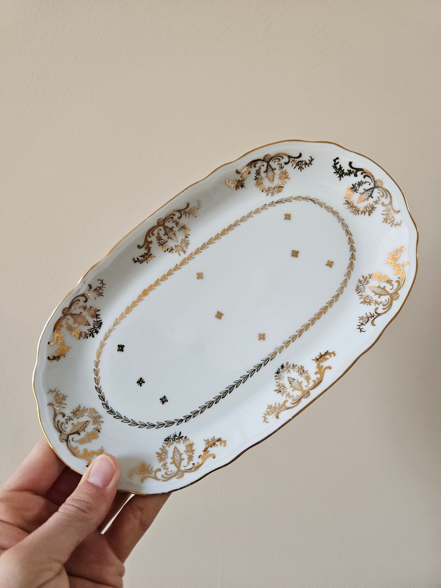 Ravier vintage Compagnie Nationale de Porcelaine au charmant décor doré.