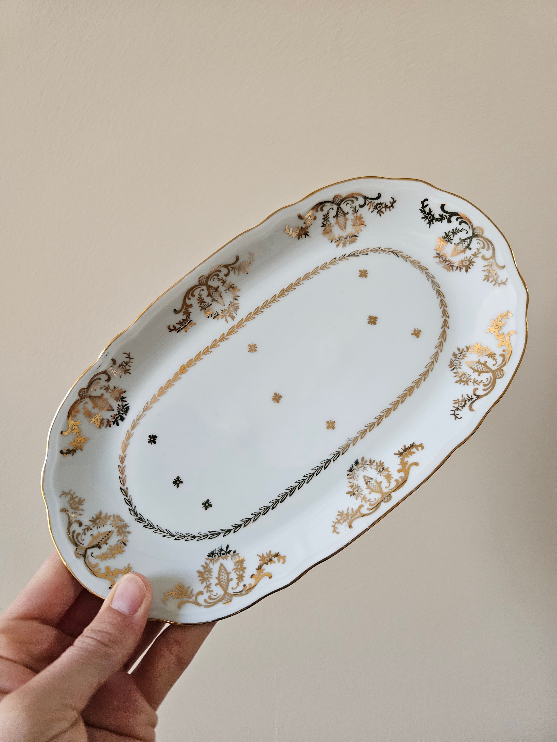 Ravier vintage Compagnie Nationale de Porcelaine au charmant décor doré.