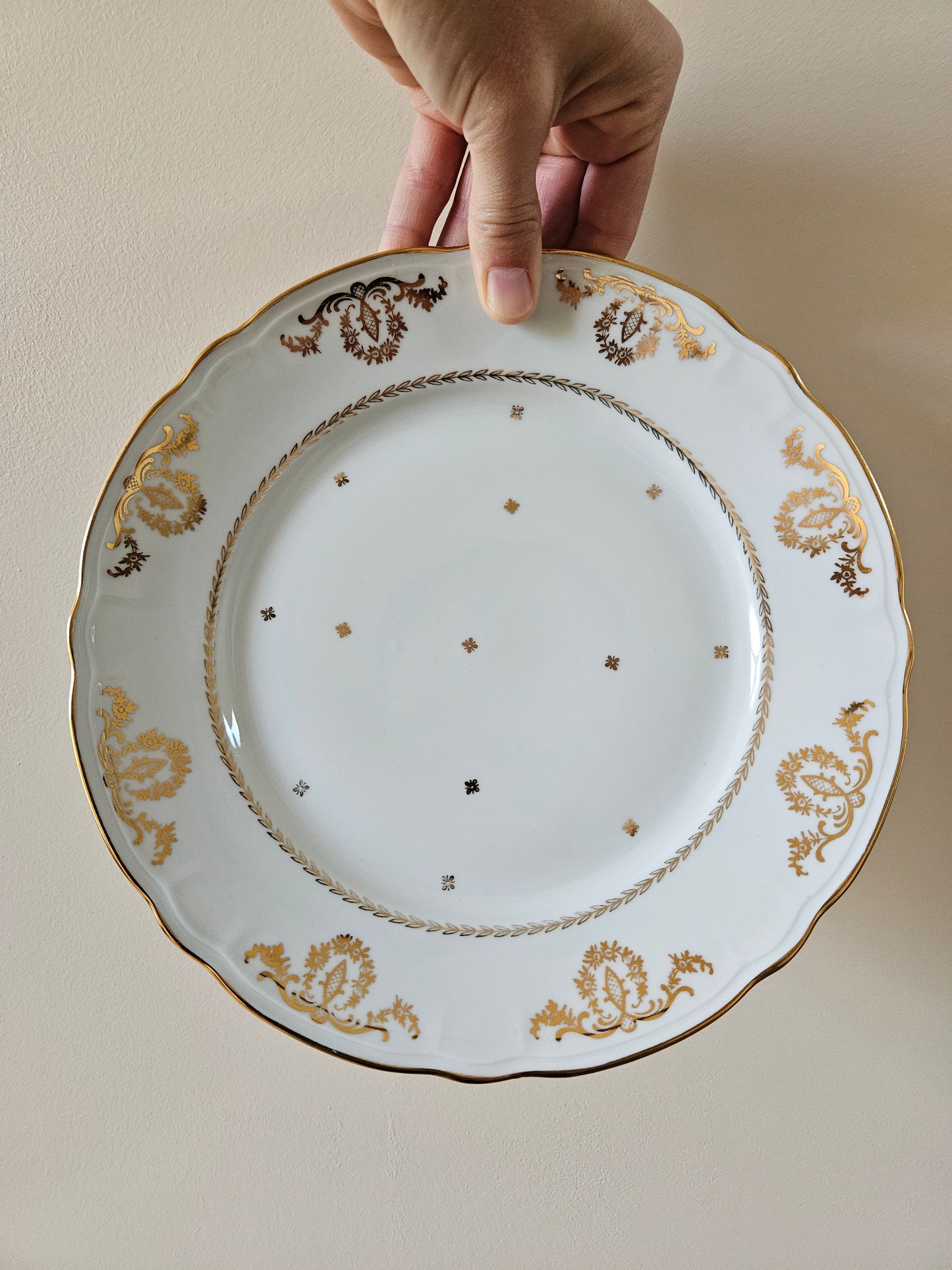 Assiette plate vintage Compagnie Nationale de Porcelaine, charmant et élégant décor doré. 