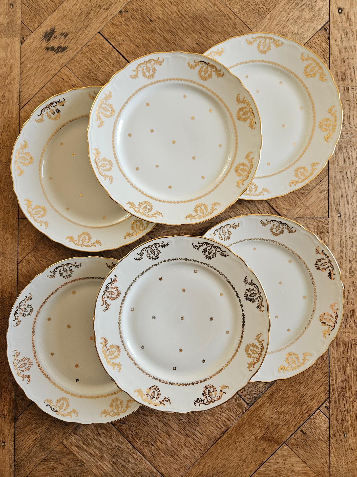 Lot de 6 assiettes plates vintage Compagnie Nationale de Porcelaine, charmant et élégant décor doré. 