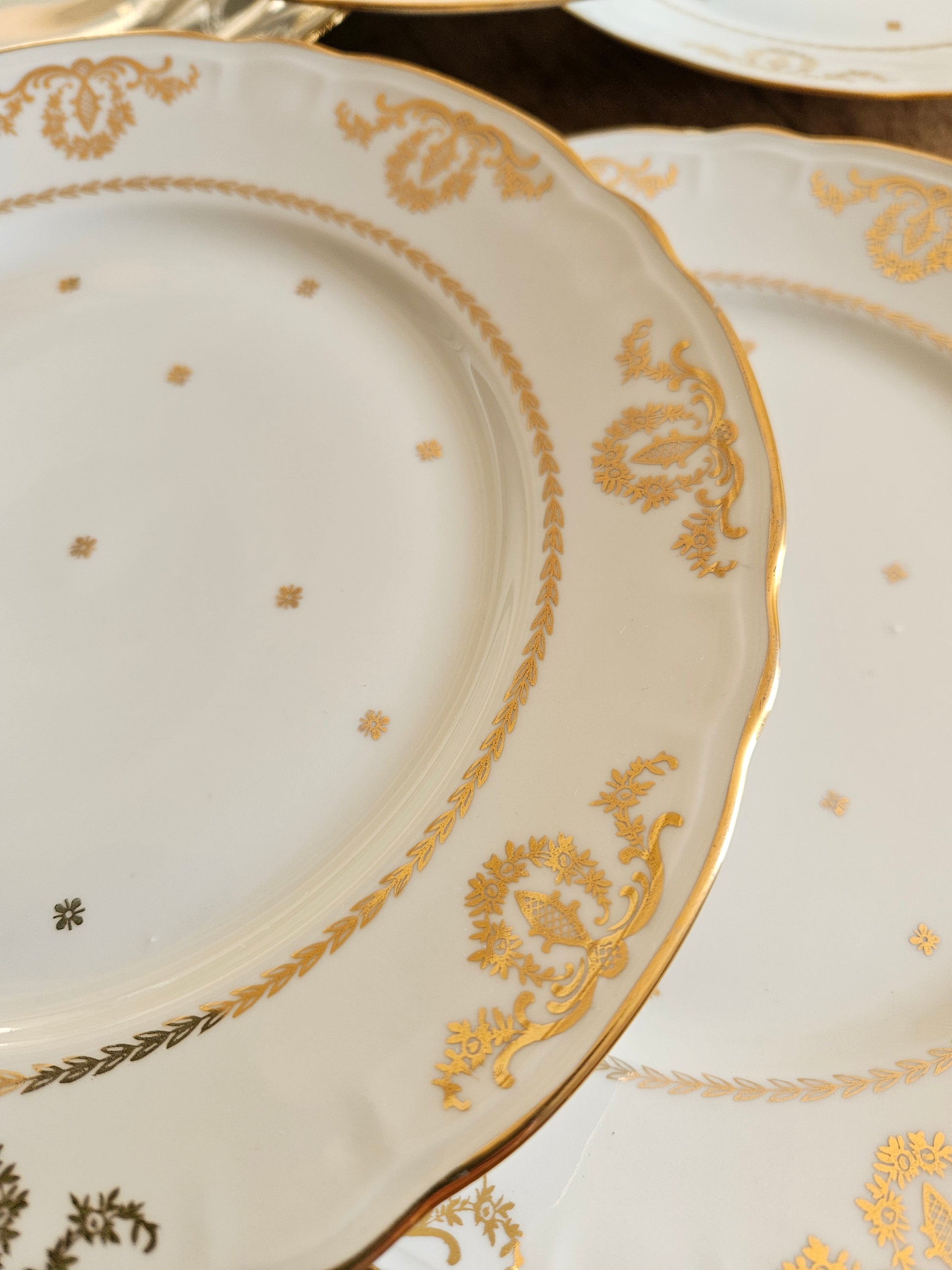 Élégant décor doré sur assiette ancienne en porcelaine pour une table raffinée. 