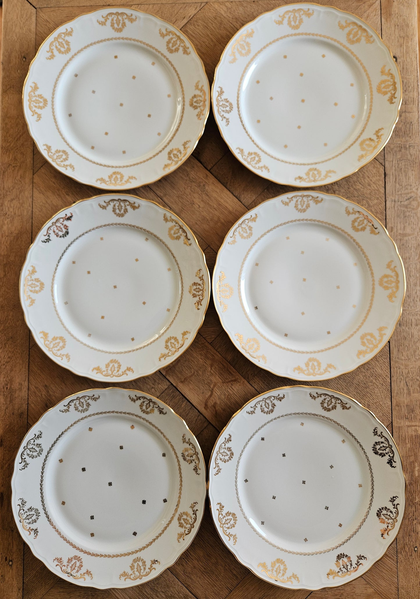 Lot de 6 assiettes plates vintage Compagnie Nationale de Porcelaine, charmant et élégant décor doré. 