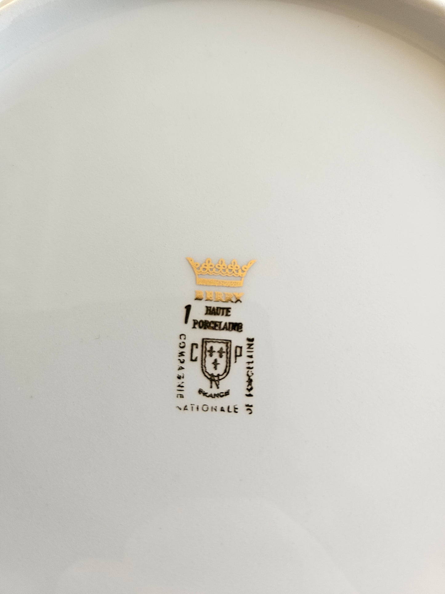 Estampille sur assiette ancienne Compagnie Nationale de Porcelaine. Haute Porcelaine du Berry.