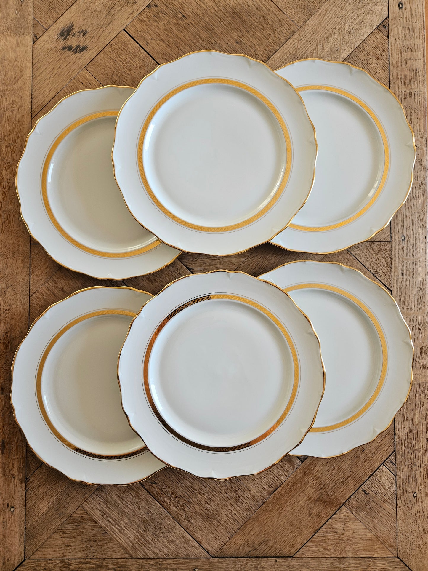 Lot de 6 assiettes plates vintage en porcelaine de Sologne. Élégant liseré doré. 