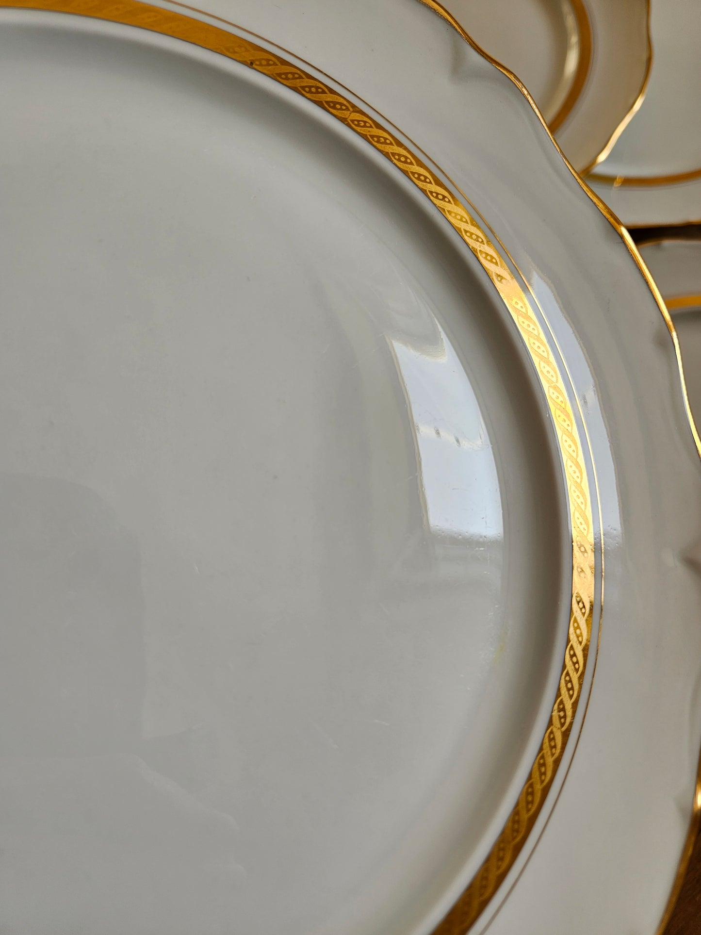 Liseré doré sur assiette ancienne en porcelaine pour une table élégante et raffinée 