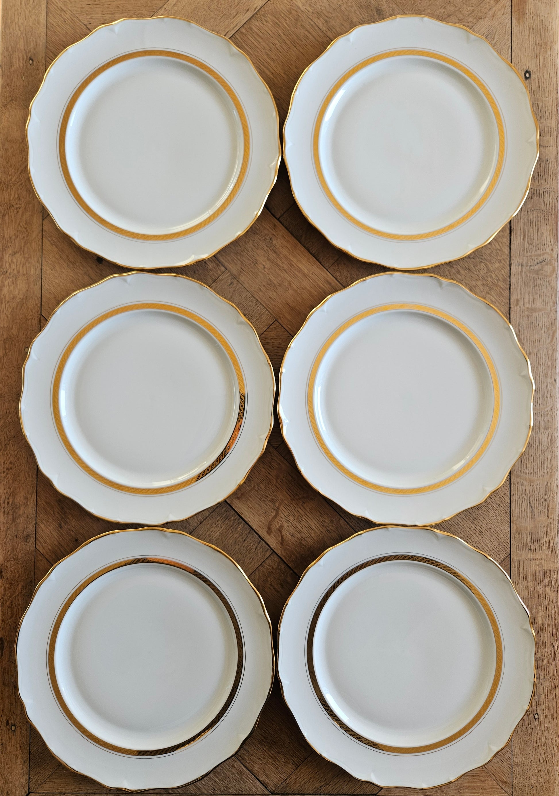 Lot de 6 assiettes plates vintage en porcelaine de Sologne. Liseré doré pour une table élégante et raffinée. 