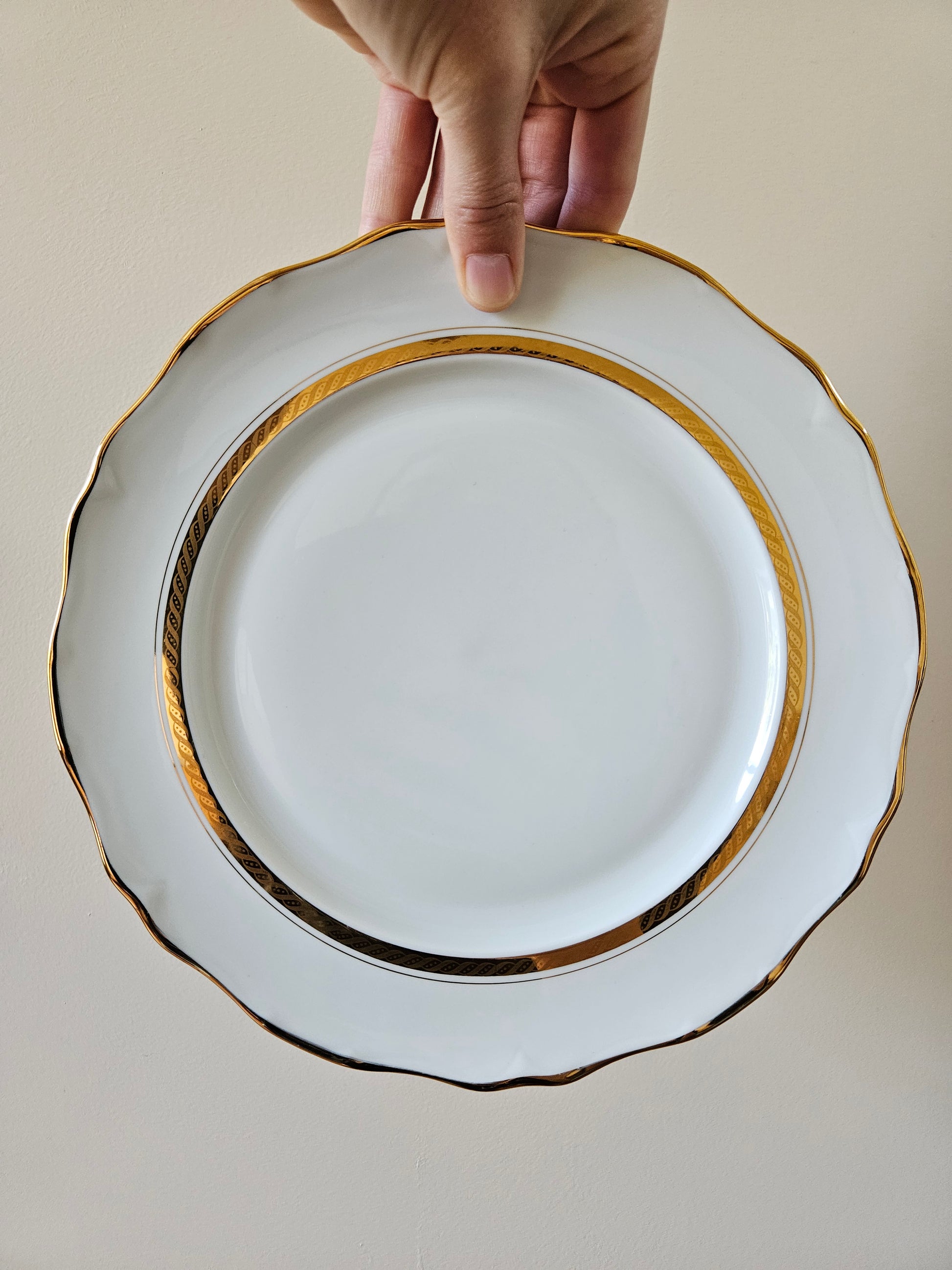 Assiette plate vintage en porcelaine de Sologne. Élégant liseré doré. 