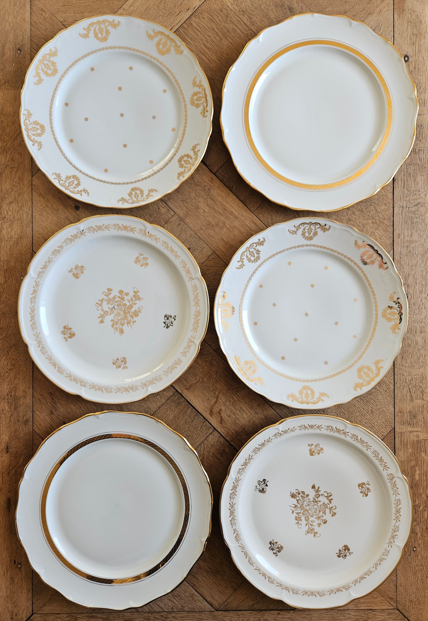 Mix and match de 6 assiettes plates vintage en porcelaine. Élégants décors dorés pour une table raffinée, unique et originale.
