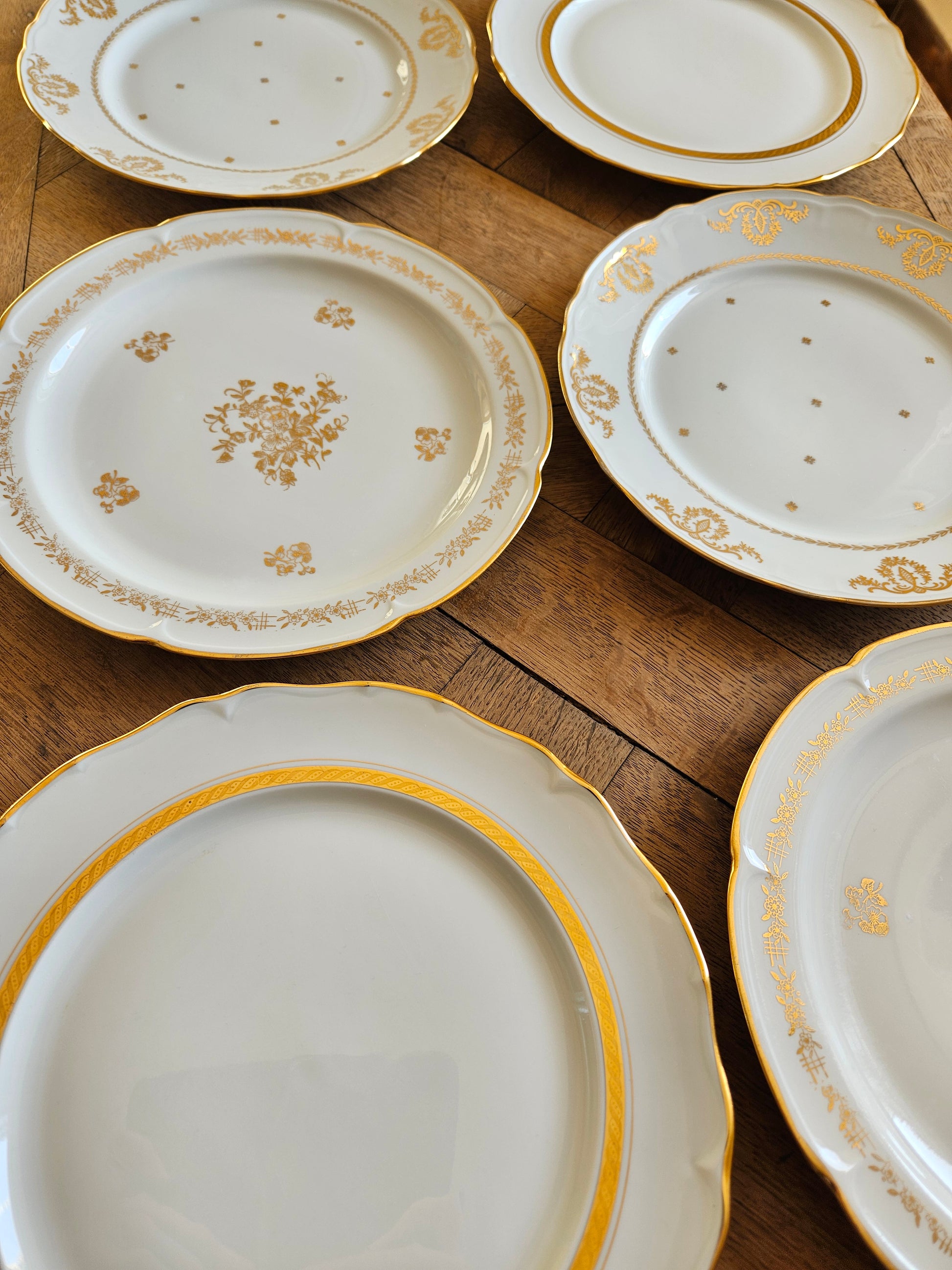 Lot de 6 assiettes plates vintage dépareillées en porcelaine. Élégants décors dorés pour une table raffinée, unique et originale.