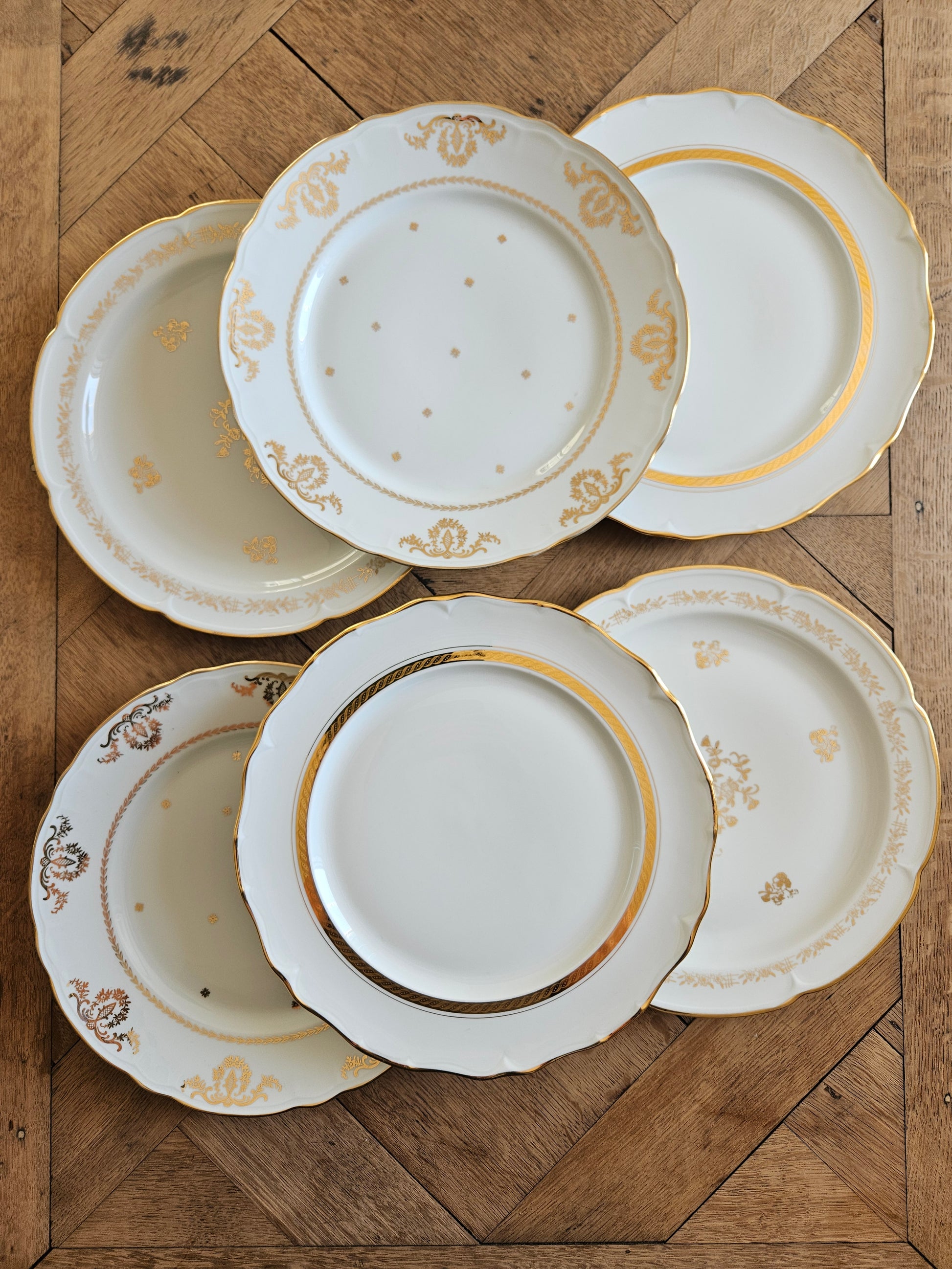 Mix and match de 6 assiettes plates vintage en porcelaine. Élégants décors dorés pour une table raffinée, unique et originale.