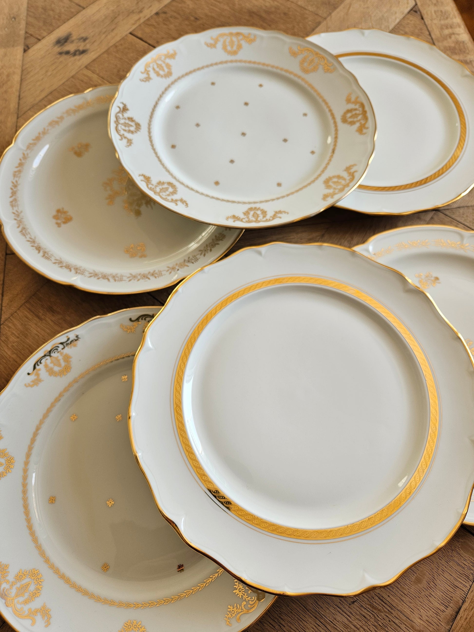 Lot de 6 assiettes plates vintage dépareillées en porcelaine. Élégants décors dorés pour une table raffinée, unique et originale.