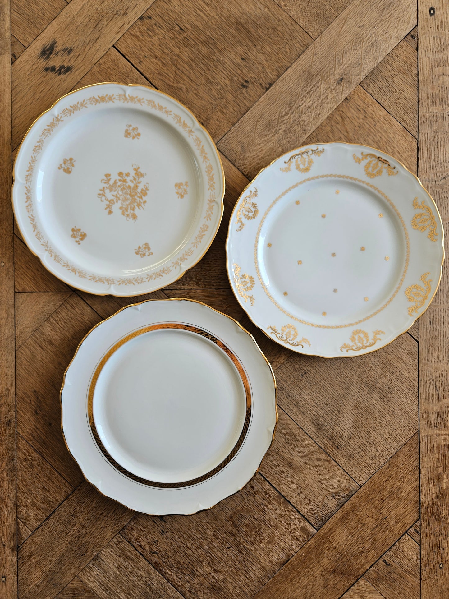 Mix de 3 modèles d’assiettes anciennes en porcelaine, décors dorés. 