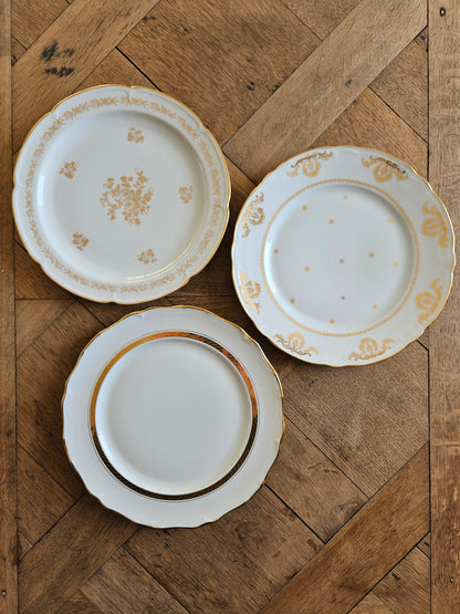 Mix de 3 modèles d’assiettes anciennes en porcelaine, décors dorés. 
