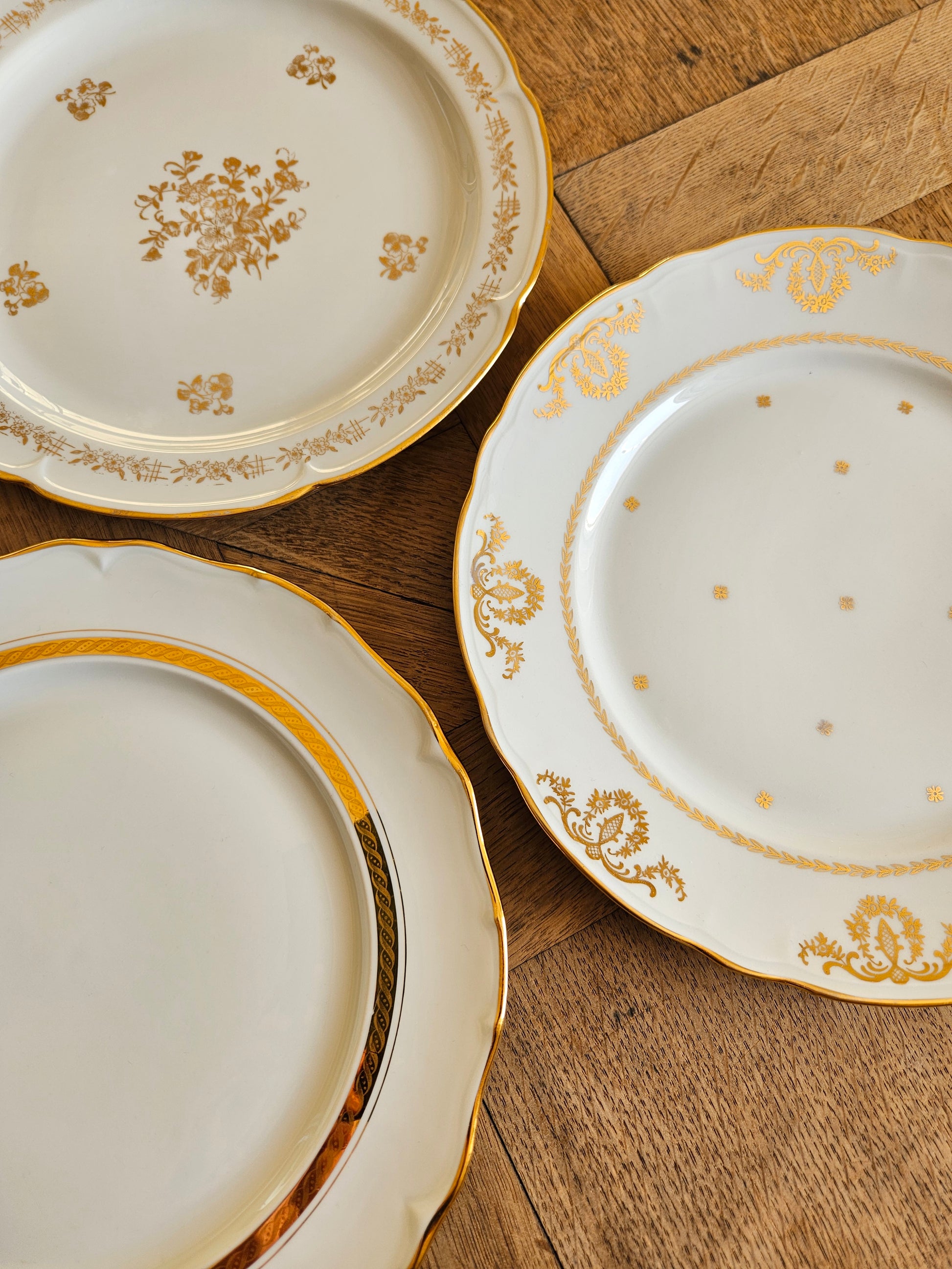 Mélange de 3 modèles d’assiettes anciennes au décors dorés. 