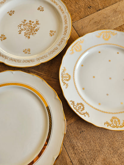 Mélange de 3 modèles d’assiettes anciennes au décors dorés. 