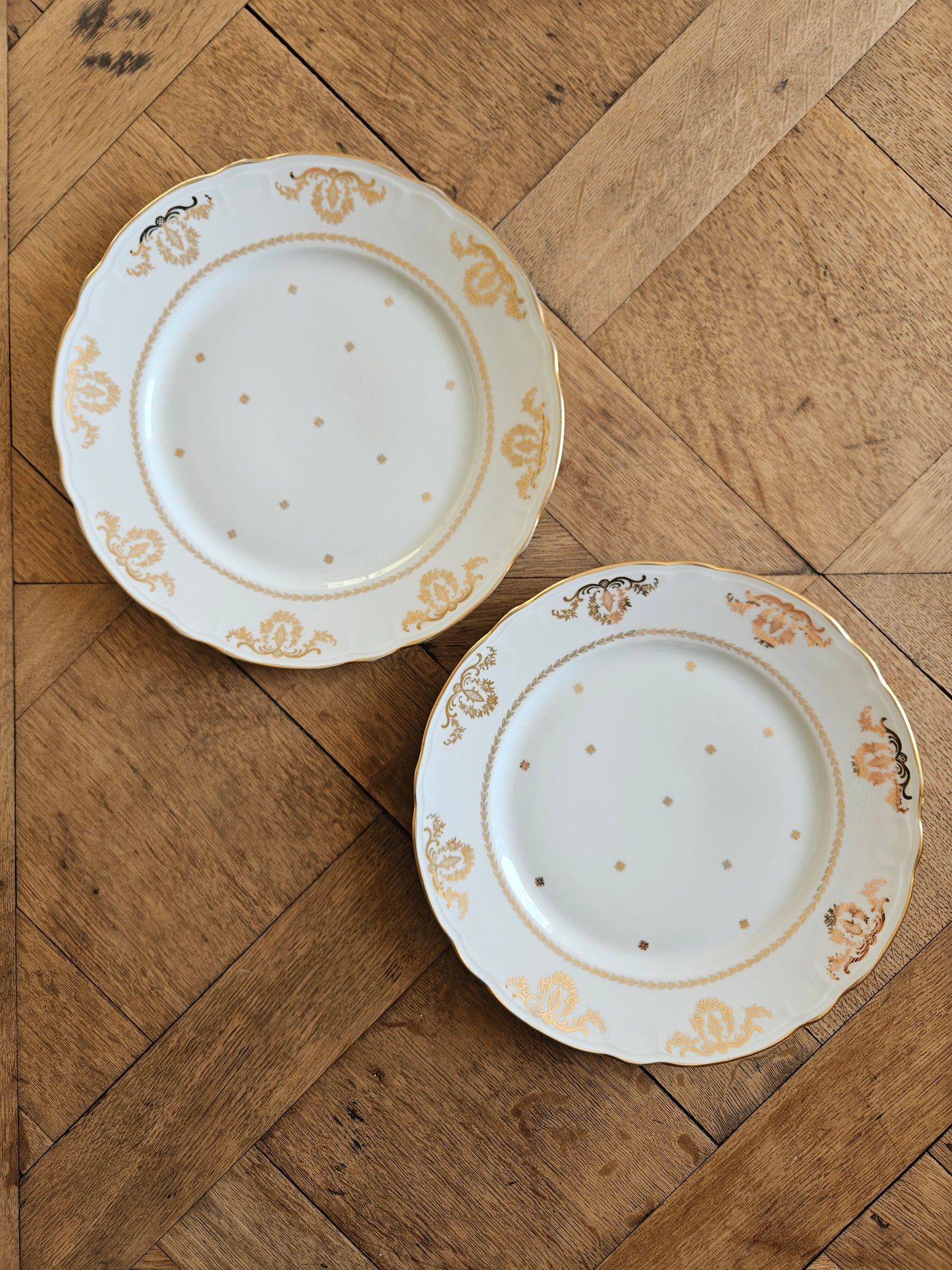 Assiettes plates dépareillées dorées