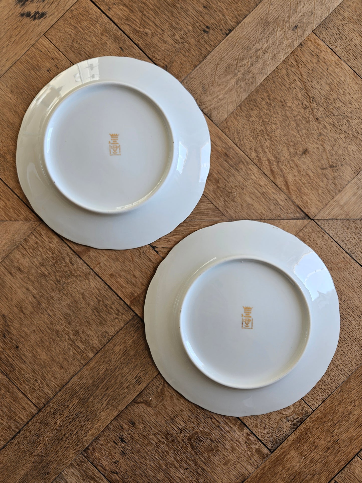 Assiettes plates dépareillées dorées