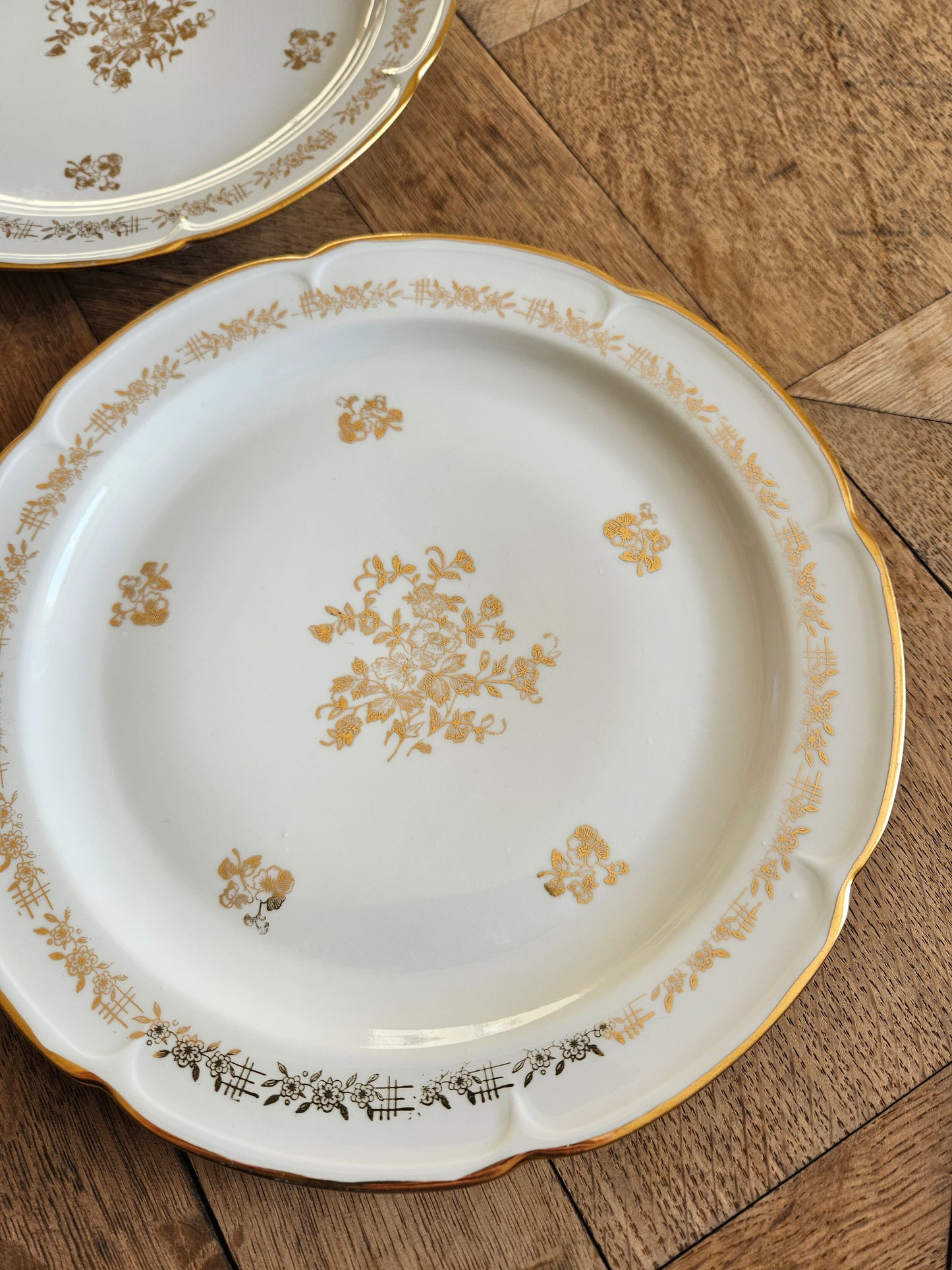 Assiettes plates dépareillées dorées